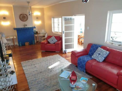 Beach House With Dstv & Wifi & Basic Housekeeping