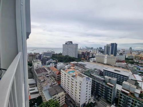 Apartamento The Base Central Pattaya Infinity Pool