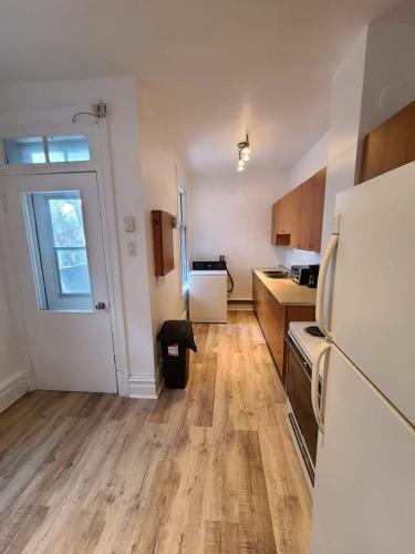 Tv + Netflix / High Speed Internet / Room C