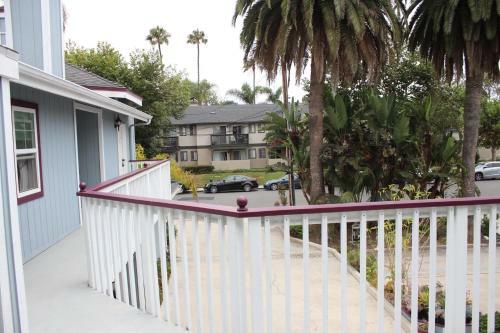 Hotel Pelican Cove Inn