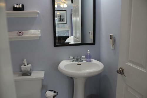 Hotel Pelican Cove Inn