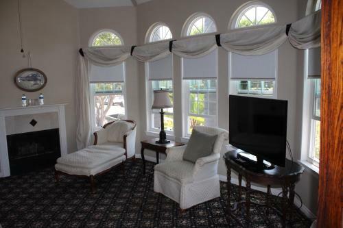 Hotel Pelican Cove Inn