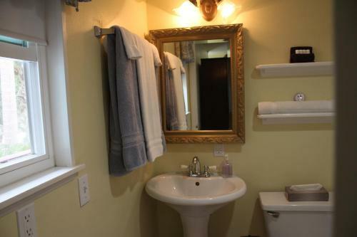Hotel Pelican Cove Inn