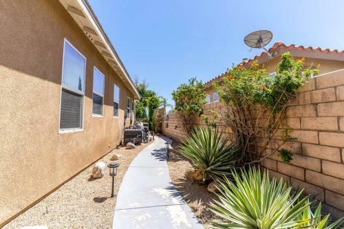 Beautiful Desert Home With Pool And Jacuzzi - Golf