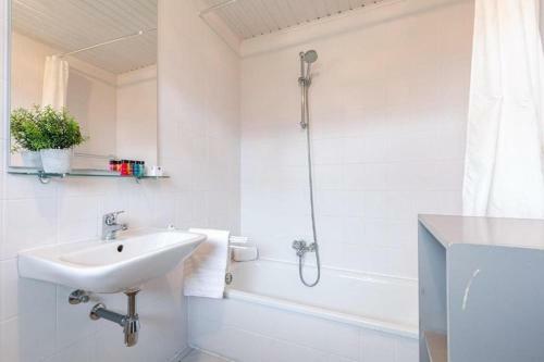 Bungalow De Strandjutter 8 Persons