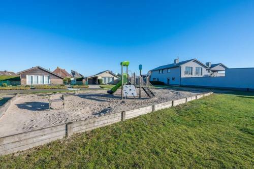 Bungalow De Strandjutter 8 Persons