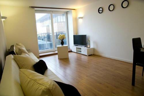 Impeccable 2-bed Apartment In Brentwood