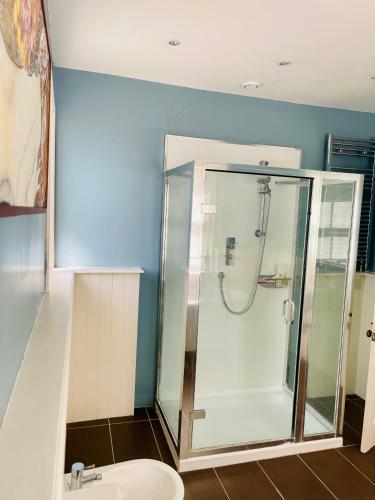 Beautiful Private 2 Bedroom Suite In Mansion Home