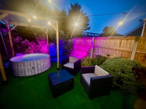 Shaw Hot Tub House By Jett Accommodation