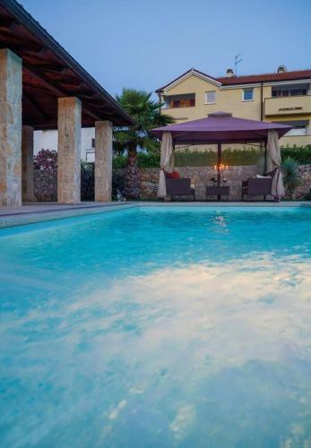 Holiday House Berna 2- With Pool