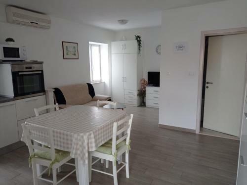 Apartment Perica - 10 M From Sea