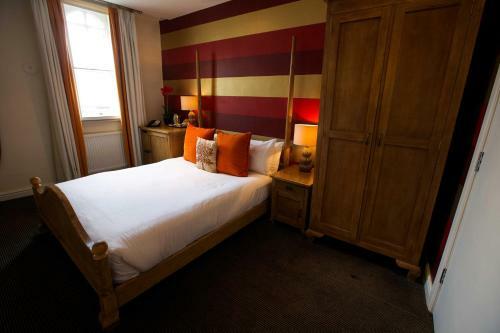 Cinnabar Cafe Hotel