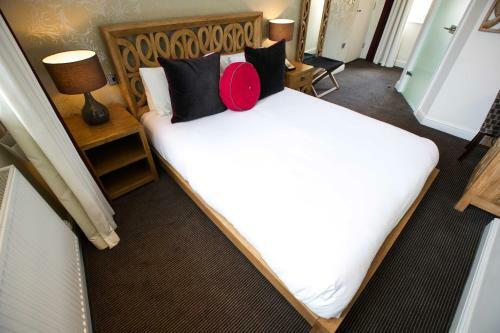 Cinnabar Cafe Hotel