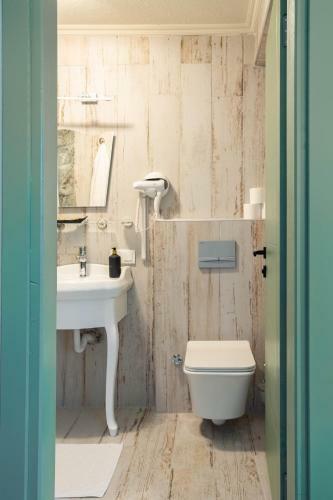 Hostal Rain Rooms And Food
