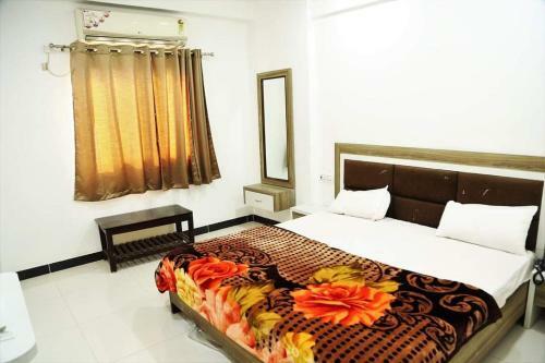 Hotel Yellow Leaf