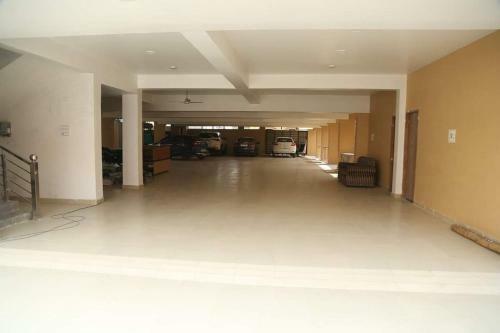 Hotel Yellow Leaf