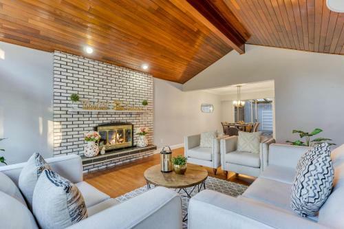 Modern And Cozy 3 Bedroom Upper Level Home