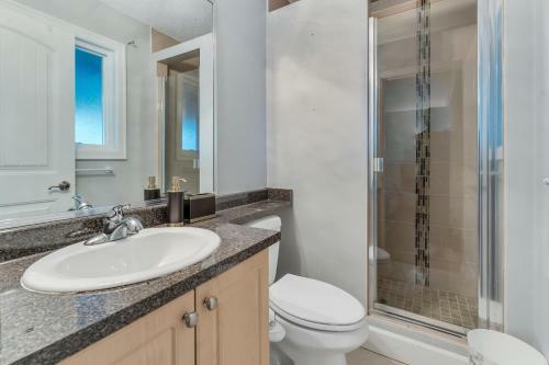 Modern And Cozy 3 Bedroom Upper Level Home