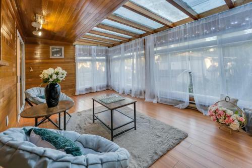 Modern And Cozy 3 Bedroom Upper Level Home