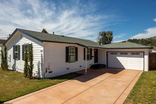 Quiet Coastal Get Away Home - Just Blocks From Ocean Beach And Restaurants