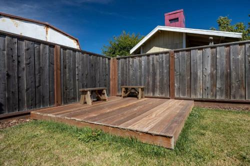 Quiet Coastal Get Away Home - Just Blocks From Ocean Beach And Restaurants