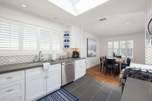Quiet Coastal Get Away Home - Just Blocks From Ocean Beach And Restaurants