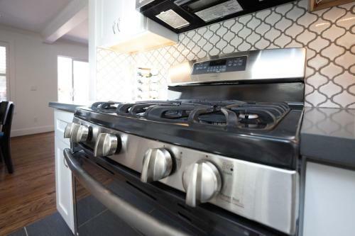 Quiet Coastal Get Away Home - Just Blocks From Ocean Beach And Restaurants