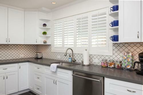Quiet Coastal Get Away Home - Just Blocks From Ocean Beach And Restaurants