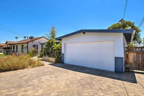 Inviting Home With Fire Pit About 1 Mi To Beach!