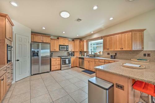Oceanside Retreat With Balcony - Walk To Beach!