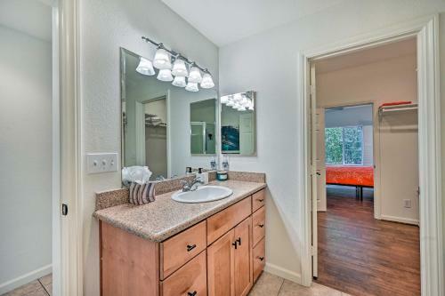 Oceanside Retreat With Balcony - Walk To Beach!