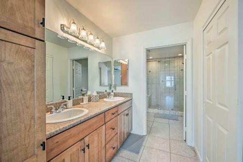 Oceanside Retreat With Balcony - Walk To Beach!