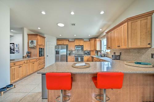 Oceanside Retreat With Balcony - Walk To Beach!