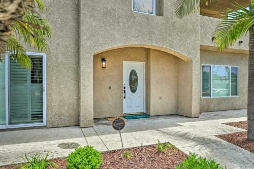 Oceanside Retreat With Balcony - Walk To Beach!