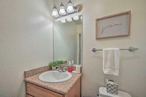 Oceanside Retreat With Balcony - Walk To Beach!