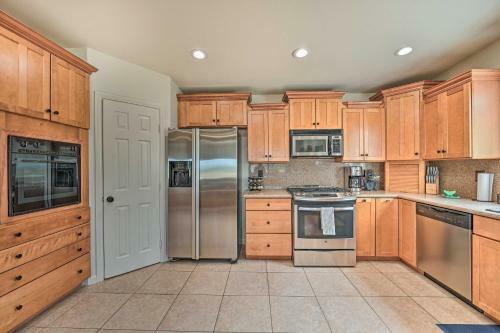 Oceanside Retreat With Balcony - Walk To Beach!