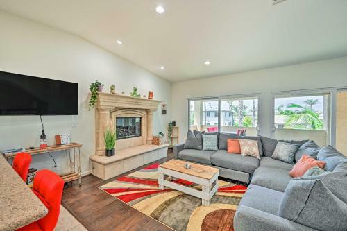 Oceanside Retreat With Balcony - Walk To Beach!