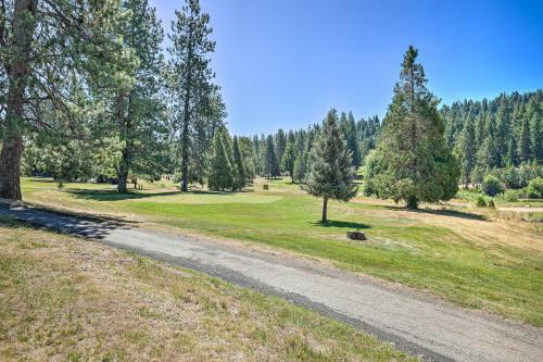 Spacious Golf Course Cabin With Pond Fishing!