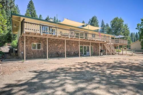 Spacious Golf Course Cabin With Pond Fishing!