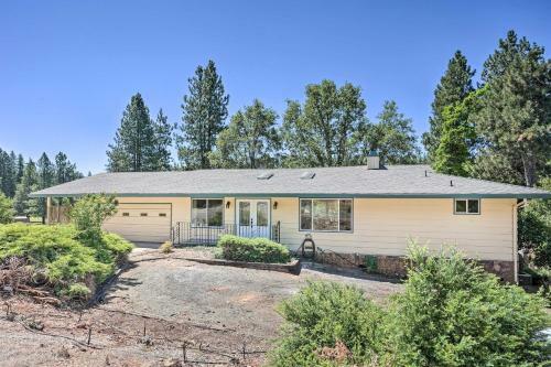 Spacious Golf Course Cabin With Pond Fishing!