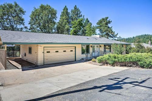 Spacious Golf Course Cabin With Pond Fishing!