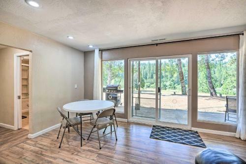 Spacious Golf Course Cabin With Pond Fishing!
