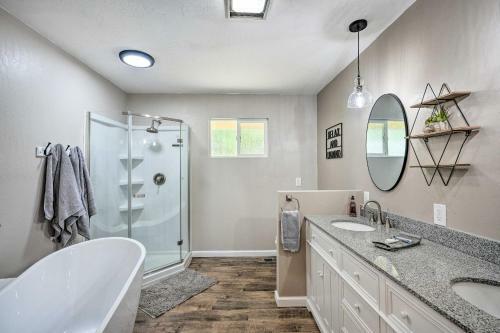 Spacious Golf Course Cabin With Pond Fishing!