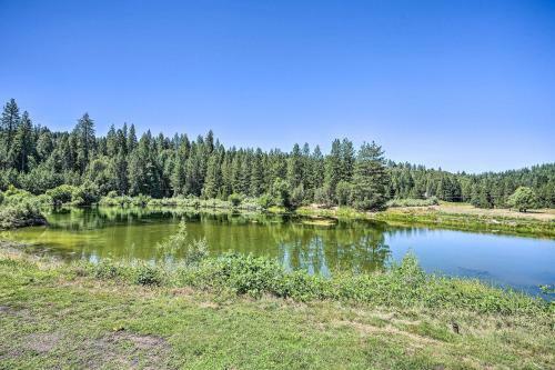Spacious Golf Course Cabin With Pond Fishing!