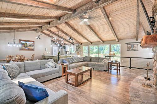Spacious Golf Course Cabin With Pond Fishing!