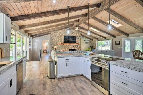 Spacious Golf Course Cabin With Pond Fishing!