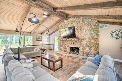 Spacious Golf Course Cabin With Pond Fishing!