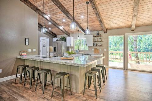 Spacious Golf Course Cabin With Pond Fishing!