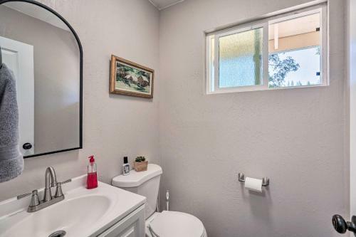 Spacious Golf Course Cabin With Pond Fishing!