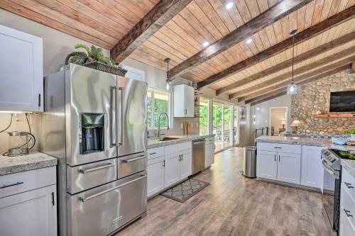 Spacious Golf Course Cabin With Pond Fishing!